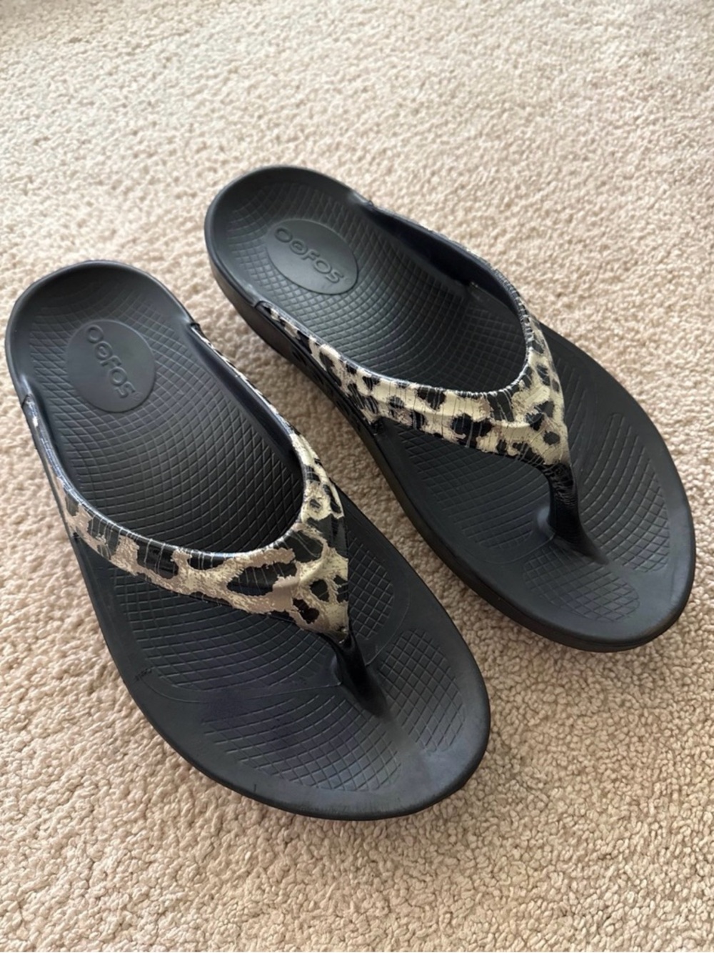 Oofos Leopard Recovery Slippers, Size 8